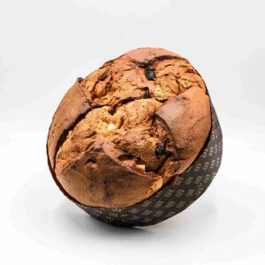 Panettone classico 750gr, lavorazione artigianale di mastri fornai, con uvetta e canditi, soffice e profumato. Panettone realizzato con un doppio impasto ed una doppia lievitazione in una lavorazione completamente artigianale che richiede 36 ore. La cura in ogni fase di lavorazione rende i Panettoni soffici e profumati. Ingredienti base Panettoni: farina tipo 00, Uova allevamento a terra, zucchero, burro,  tuorlo d’uovo, acqua, sale, lievito di birra e aromi naturali. Farcitura: 50% uva sultanina e 50% scorze di agrumi candite. Può contenere tracce di: soia, sesamo, uova, latte e frutta a guscio.